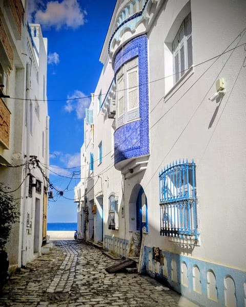 Mahdia, la perle méconnue de la Tunisie : guide et récit d'une semaine idéale. 2 Rue étroite avec mer visible