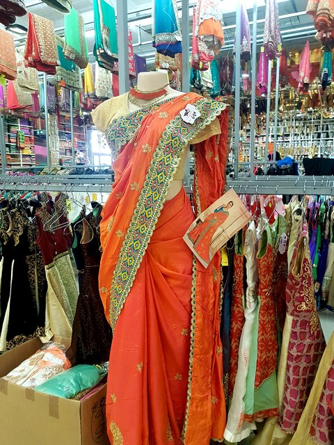 Sur la route des Indes à la Courneuve. 17 magasins quartier tamoul la courneuve saris