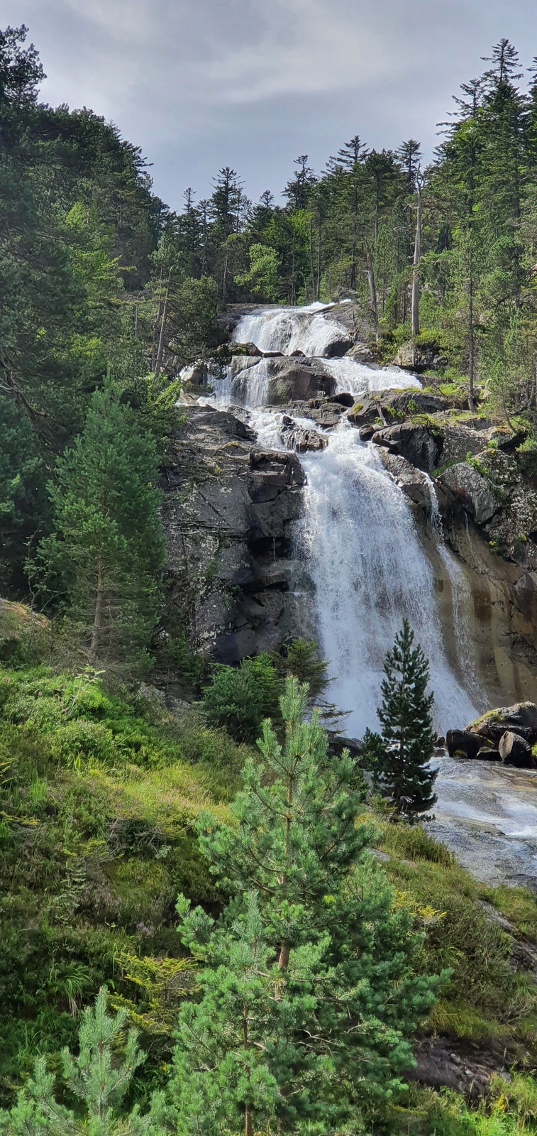 3 lacs de montagne faciles d'accès dans les Pyrénées. 2 CASCADE PONT D'espagne