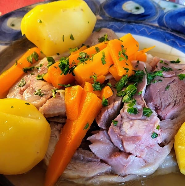 Découvrez la Bourgogne romantique : Vins, châteaux et douceurs pour deux. 17 tete de veau le restaurant de la vieille tour noyers sur serein bourgogne