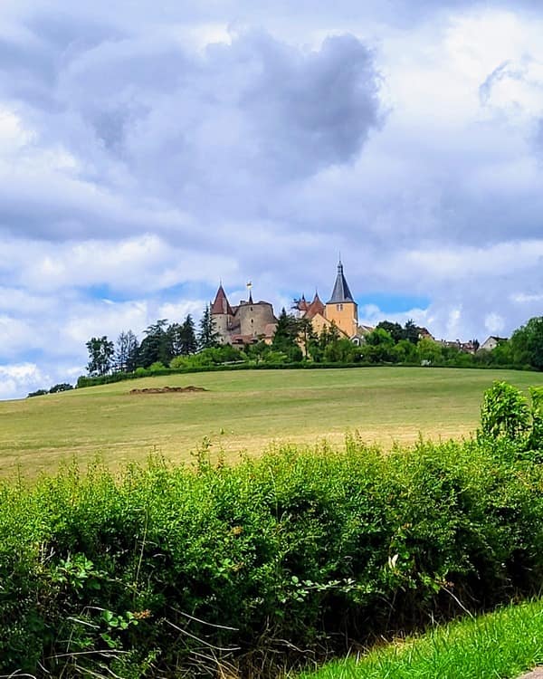 Découvrez la Bourgogne romantique : Vins, châteaux et douceurs pour deux. 10 Châteauneuf en auxois