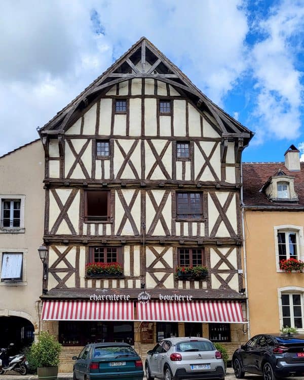 Découvrez la Bourgogne romantique : Vins, châteaux et douceurs pour deux. 15 Noyers sur serein bourgogne