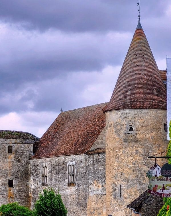 Découvrez la Bourgogne romantique : Vins, châteaux et douceurs pour deux. 11 Châteauneuf en auxois