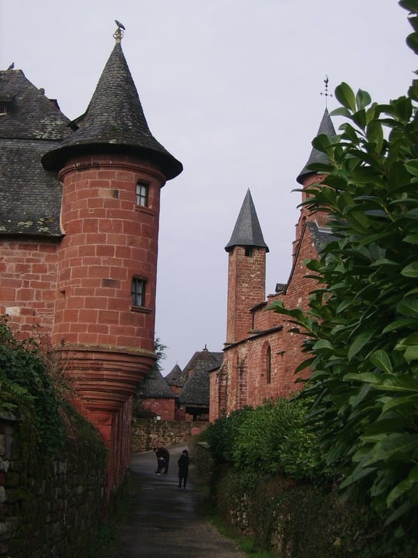 Livre : Les plus beaux villages de France 3 collonges la rouge Correze escapades amoureuses