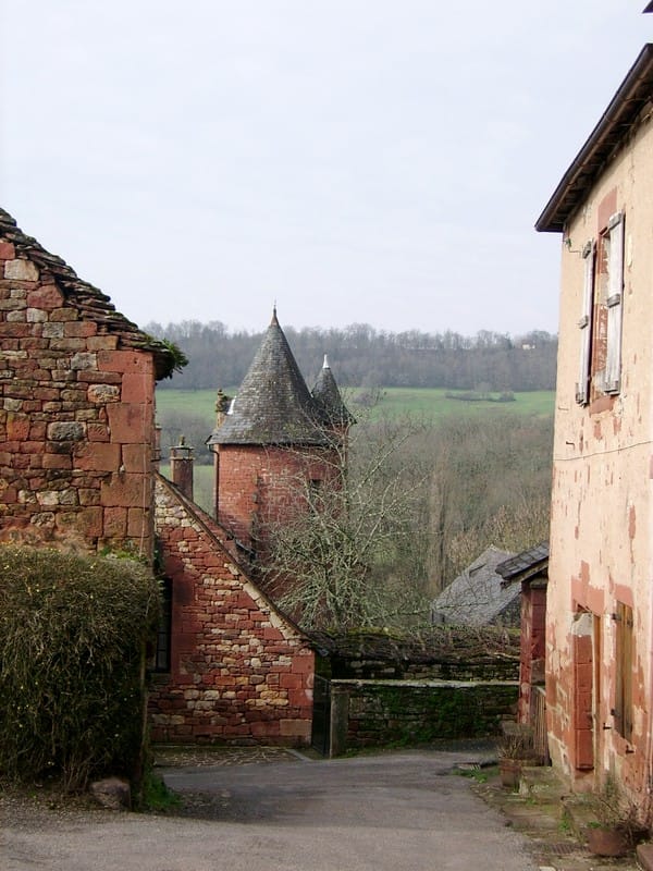 Livre : Les plus beaux villages de France 2 collonges la rouge Correze escapades amoureuses