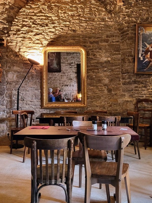 Découvrez la Bourgogne romantique : Vins, châteaux et douceurs pour deux. 18 restaurant de la vieille tour Noyers sur serein bourgogne