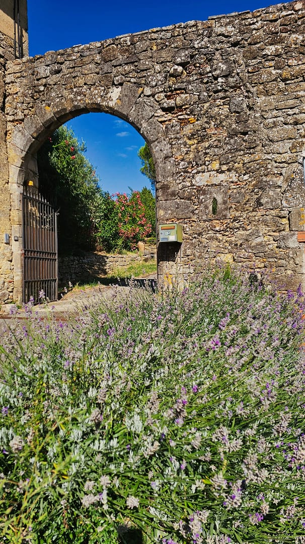 Dormir dans un château dans l'Aude : Château de Mézerville 17 chateau de Mezerville extérieurs chambre d'hôtes aude