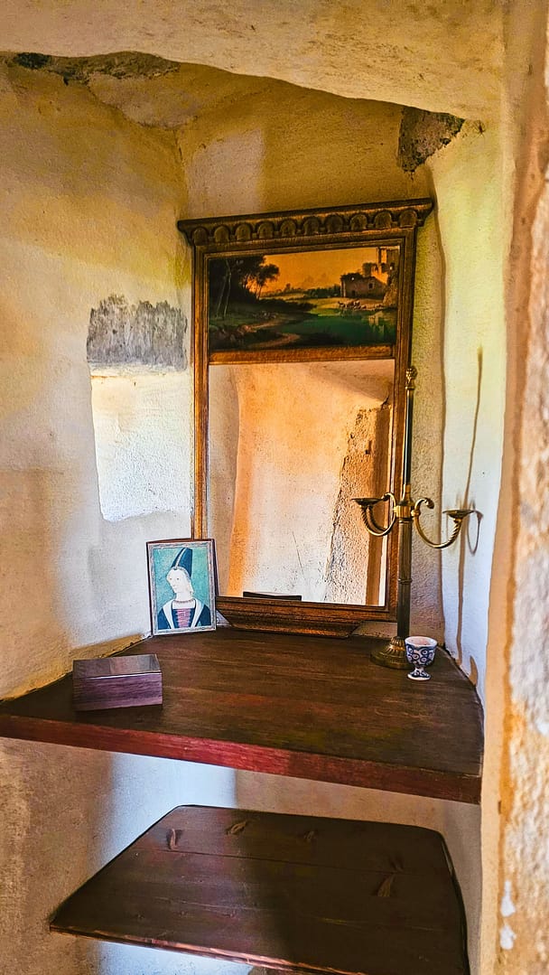 Dormir dans un château dans l'Aude : Château de Mézerville 12 suite des demoiselles chateau de mezerville chambre d'hôtes détails Aude