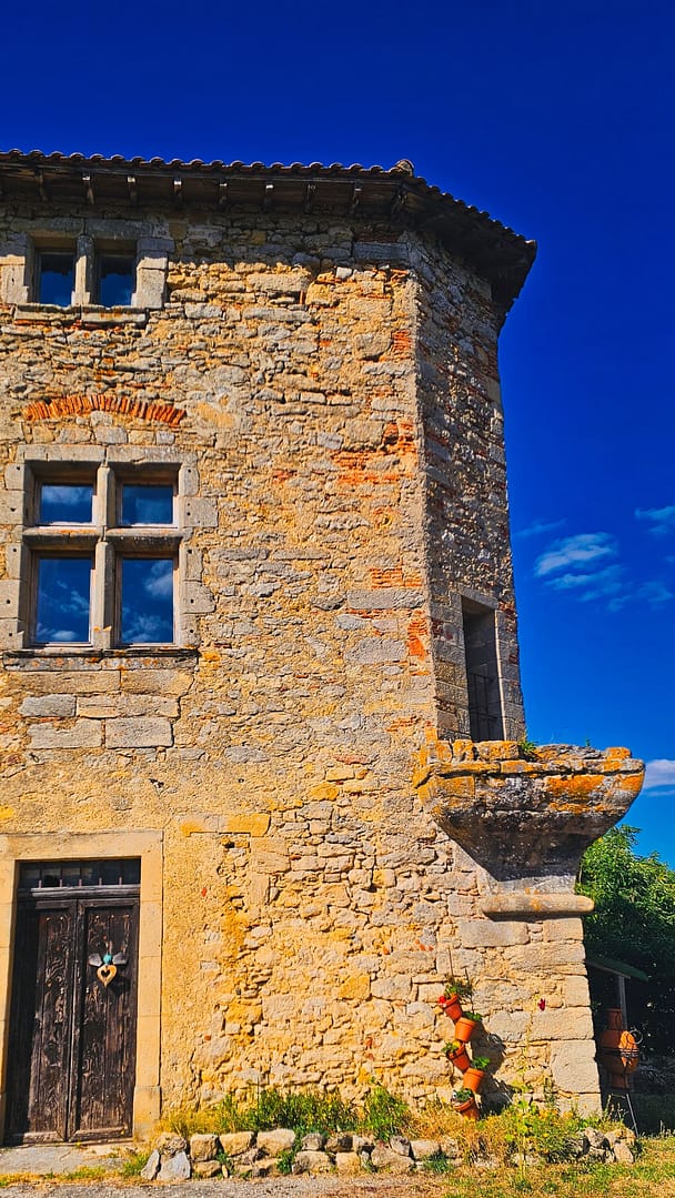 Dormir dans un château dans l'Aude : Château de Mézerville 20 chateau de Mezerville extérieurs chambre d'hôtes aude
