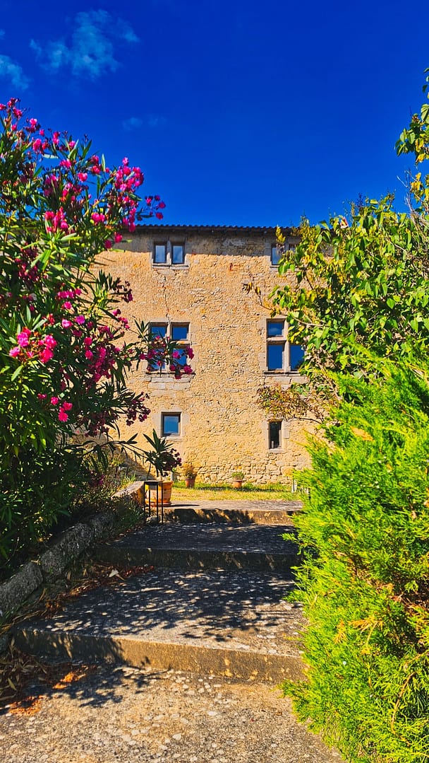 Dormir dans un château dans l'Aude : Château de Mézerville 19 chateau de Mezerville extérieurs chambre d'hôtes aude