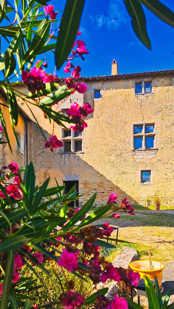 Dormir dans un château dans l'Aude : Château de Mézerville 18 chateau de Mezerville extérieurs chambre d'hôtes aude