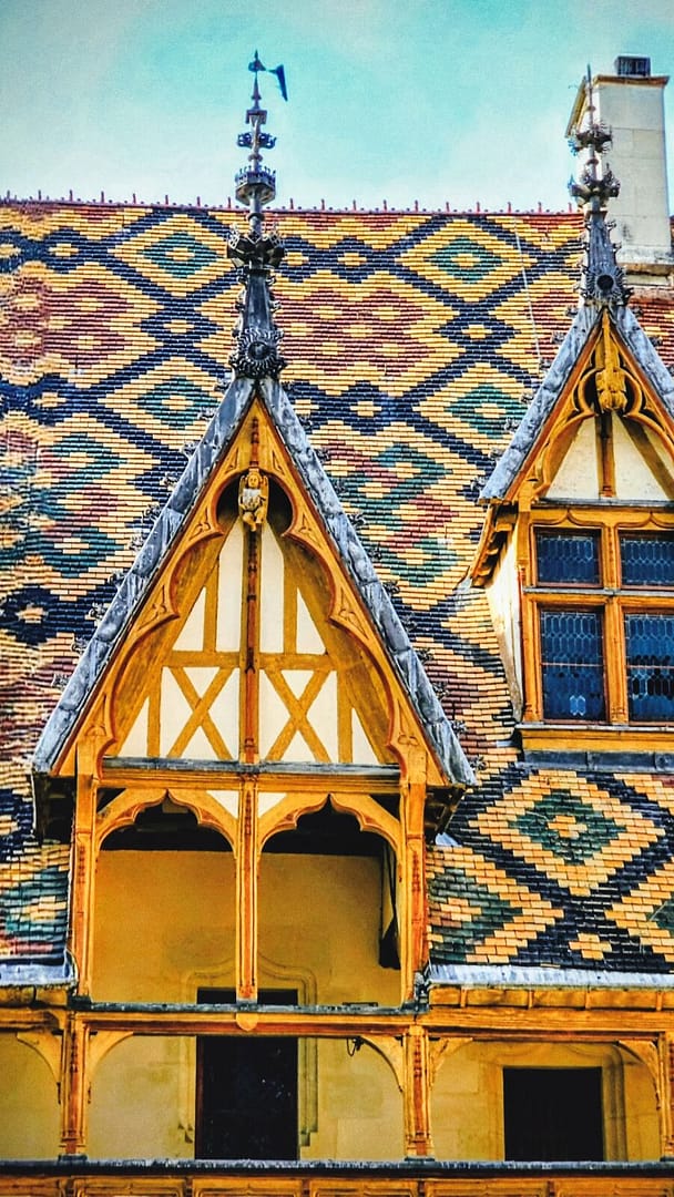 Week-end à Beaune : Entre Hospices et Caves, un voyage dans le temps 2 Les Hospices de Beaune France le toit aux tuiles vernissées