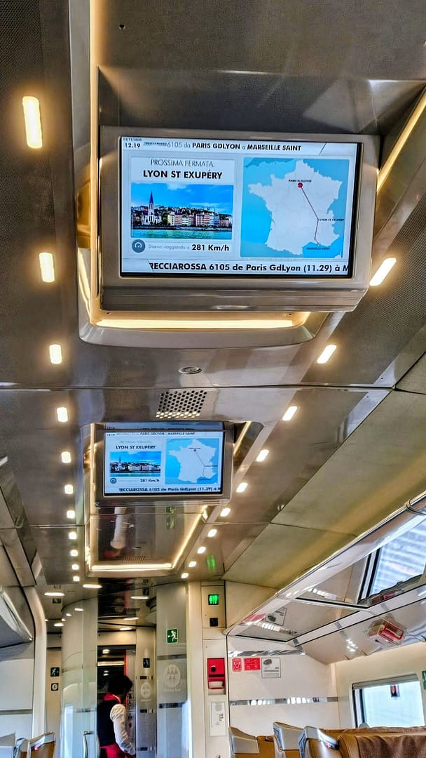 Ma découverte de Trenitalia : quand l'Italie révolutionne Paris-Marseille 12 Trenitalia panneaux d'informations dans le train