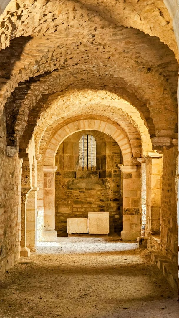 Visiter Flavigny-sur-Ozerain : plus beau village de Bourgogne 12 crypte de l'abbaye de Flavigny-sur-ozerain Escapades Amoureuses