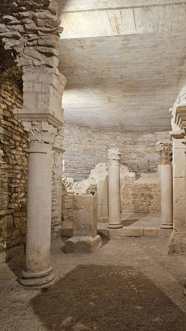 Visiter Flavigny-sur-Ozerain : plus beau village de Bourgogne 13 crypte de l'abbaye de Flavigny-sur-ozerain Escapades Amoureuses