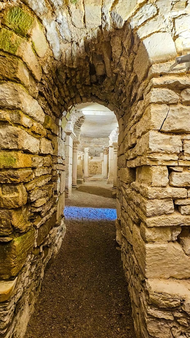 Visiter Flavigny-sur-Ozerain : plus beau village de Bourgogne 14 crypte de l'abbaye de Flavigny-sur-ozerain Escapades Amoureuses