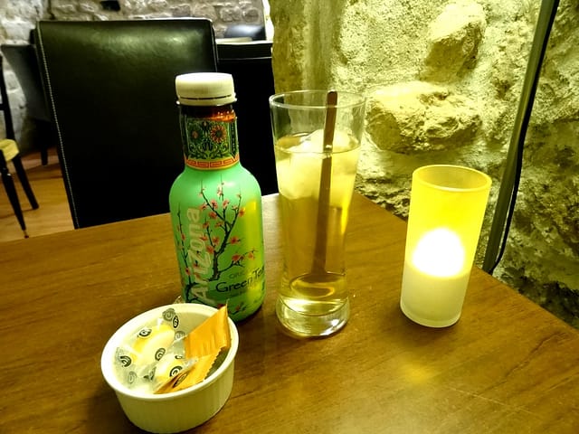 A Paris, le café des chats : avis mitigé. 5 cafedeschats09