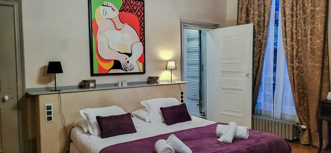 Saint-Valentin 2026 : 4 escapades cocooning spa en France pour se retrouver en amoureux 2 Une maison en ville chambre Notre-Dame