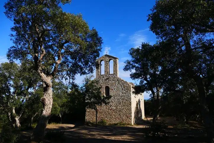 Le charme des vacances à Argelès-sur-mer en couple, en solo ou en famille. 2 a stone building with a bell tower