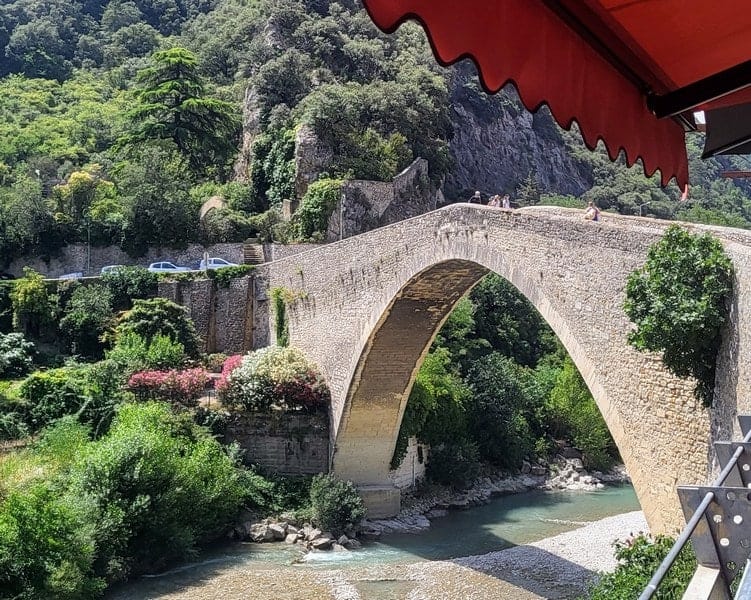 Une journée à Nyons, mon coup de coeur en Drôme provençale. 10 Nyons le pont roman depuis les terrasses du pont