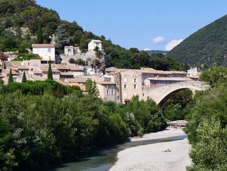 Une journée à Nyons, mon coup de coeur en Drôme provençale. 2 Une journée à Nyons le pont roman