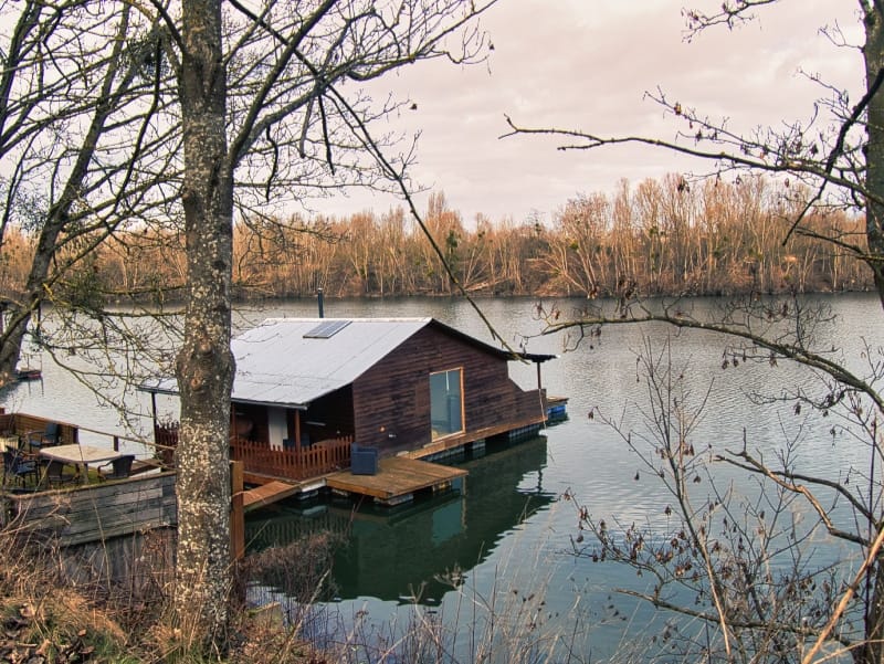 Les chalets flottants de l'étang de la Galiotte. 9 les chalets flottants de l'étang de la Galiotte Escapades amoureuses