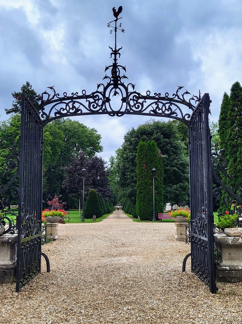 Découvrez la Bourgogne romantique : Vins, châteaux et douceurs pour deux. 9 Chateau de savigny les beaune