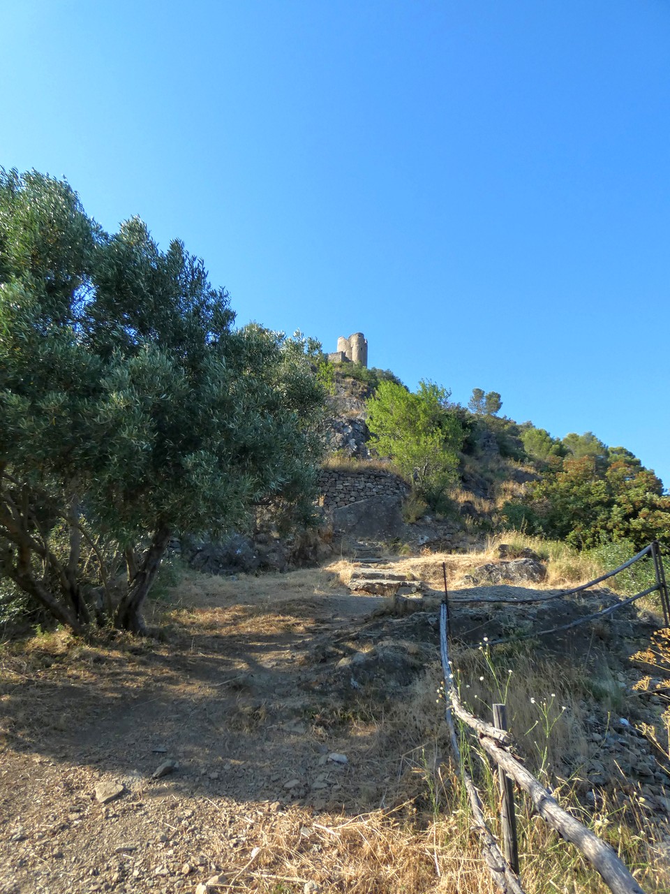 Les 4 châteaux de Lastours. 2 les 4 châteaux de Lastours entrée par l'ancienne usine de textile