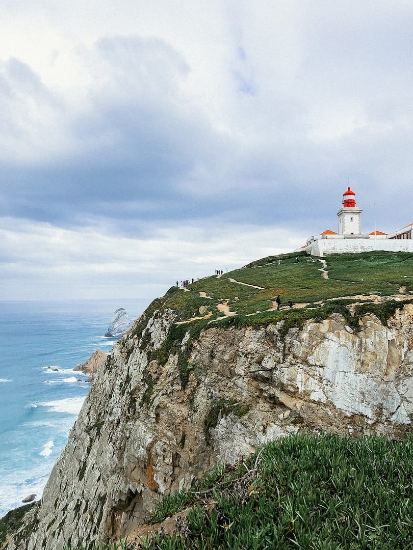 Voyage en couple à Lisbonne : Guide pour une escapade romantique. 3 cape roca under cloudy sky