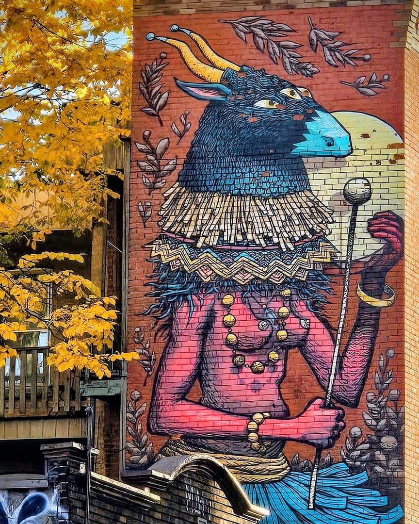 Le Plateau-Mont-Royal : Mon coup de cœur automnal à Montréal 3 Fresque murale d'une créature mythique.