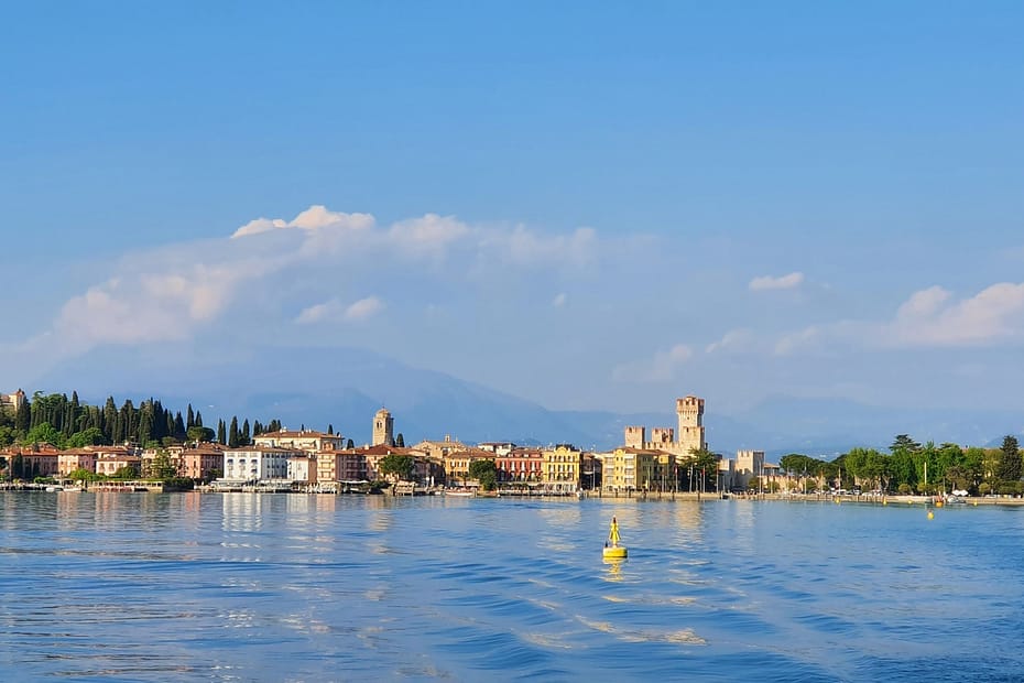 LAC DE GARDE arrivée sur Sirmione en bateau